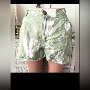 Natasha Shorts High Rise Cuffed Hem Floral Linen Print in Green & White Size S